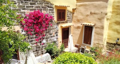 DELIGHTFUL APARTMENT WITH GARDEN IN ANCIENT BAGLIO A FEW STEPS FROM THE SQUARE