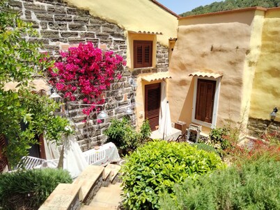 DELIGHTFUL  APARTMENT WITH GARDEN IN ANCIENT BAGLIO A FEW STEPS FROM THE SQUARE