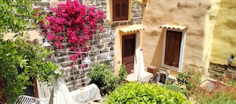 DELIGHTFUL APARTMENT WITH GARDEN IN ANCIENT BAGLIO A FEW STEPS FROM THE SQUARE