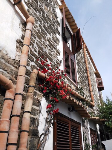 DELIGHTFUL  APARTMENT WITH GARDEN IN ANCIENT BAGLIO A FEW STEPS FROM THE SQUARE