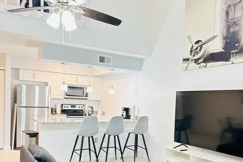 Spacious Orlando Home! walking distance to UCF & quick access to Outlets, MCO