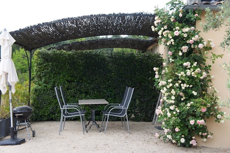 Outdoor dining. Comfort room with kitchen lounge in the heart of Vaucluse.