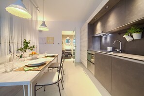 Kjøleskap, ovn, kokeplater og oppvaskmaskin