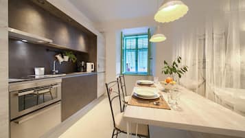 Fridge, oven, stovetop, dishwasher