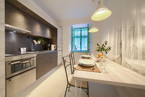 Kjøleskap, ovn, kokeplater og oppvaskmaskin