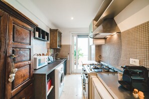 Kjøleskap, mikrobølgeovn, kokeplater og kaffetrakter/tekoker