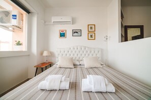 1 bedroom, iron/ironing board, free WiFi, bed sheets - Bright studio in Trastevere/ ponte Testaccio (Roma)