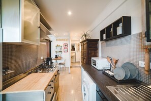 Kjøleskap, mikrobølgeovn, kokeplater og kaffetrakter/tekoker