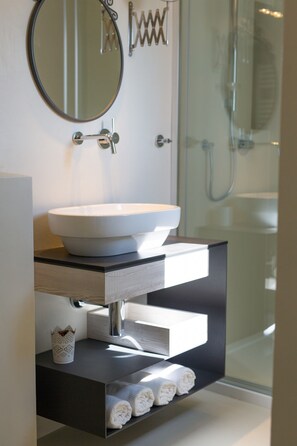 Een douche, een haardroger, pantoffels, handdoeken