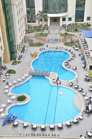 Piscine extérieure, tentes de plage, parasols de plage