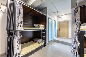 Chambre Quadruple Confort, hommes uniquement, non-fumeurs, salle de bains attenante | Wi-Fi gratuit