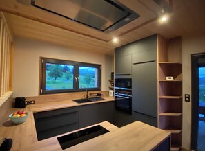 Réfrigérateur, four à micro-ondes, un four, surface de cuisson