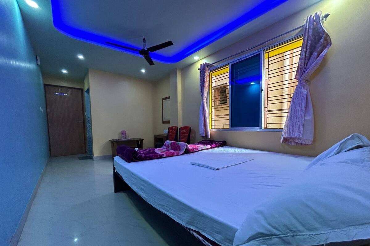 Desk, soundproofing, WiFi (free), bed sheets