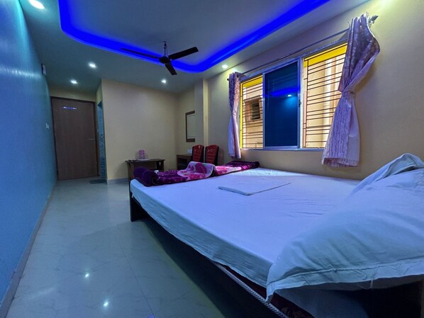 办公桌、隔音、免费 WiFi、床单