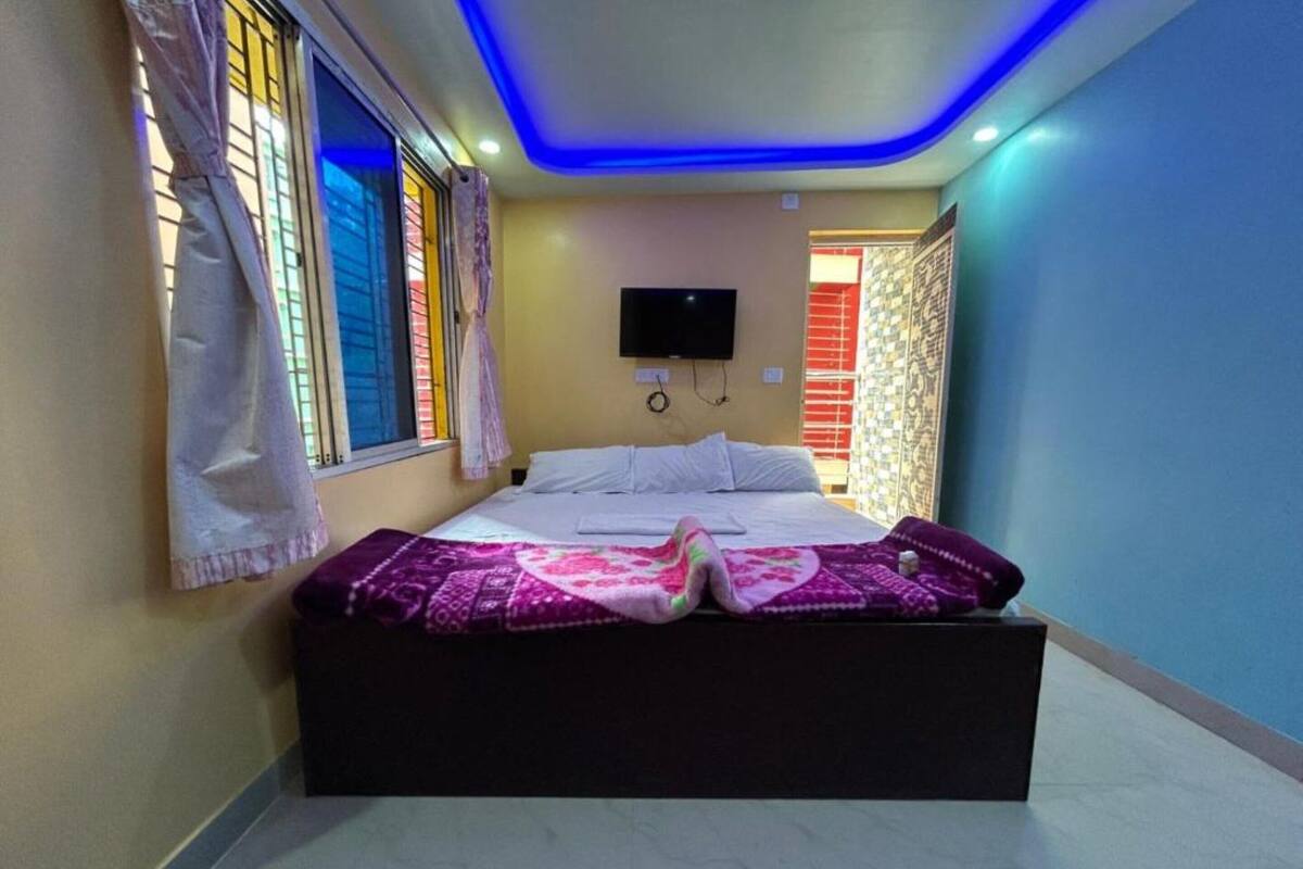 Desk, soundproofing, WiFi (free), bed sheets