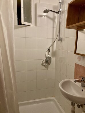 Shower, hair dryer, towels, soap - Delightful little room Near Colosseum!!! (Roma)