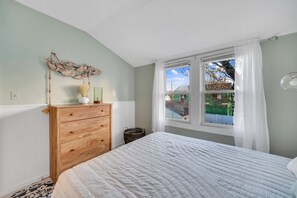 4 bedrooms, desk, iron/ironing board, travel crib