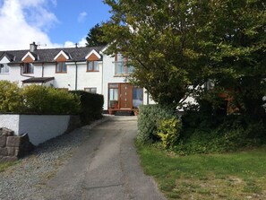 Exterior - Spacious Ty Adeiladwr Cwch, with stunning mountain views near Red Wharf Bay (Llanddona)