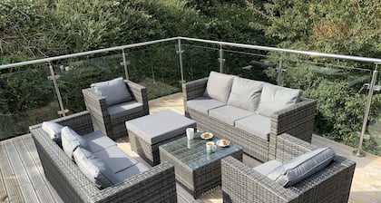 Spacious Ty Adeiladwr Cwch, with stunning mountain views near Red Wharf Bay