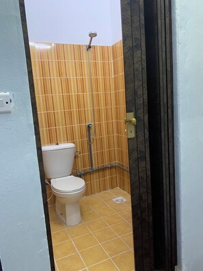 Quadruple Family Room | バスルーム | シャワー、レインフォールシャワー、バスアメニティ (無料)、ビデ