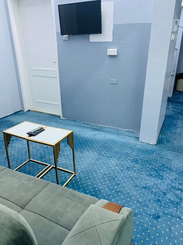 Televisión de pantalla plana, piso con calefacción