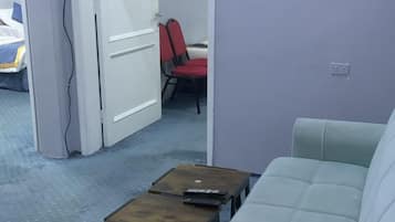 Căn hộ dành cho gia đình, 2 phòng ngủ | Khu phòng khách | TV màn hình phẳng 32-cm có truyền hình vệ tinh, sàn nhà có sưởi