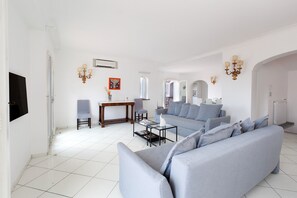 Fernseher, Tischtennisplatte