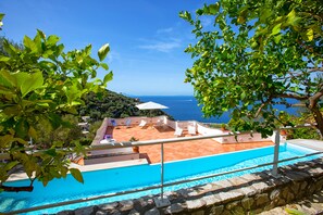 Outdoor pool - Villa Triludonia - private pool with sea view (Massa Lubrense)
