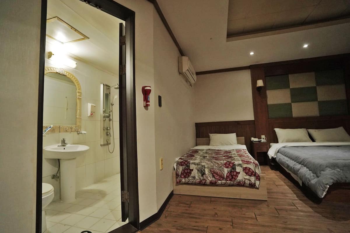 Business Room | Bathroom
