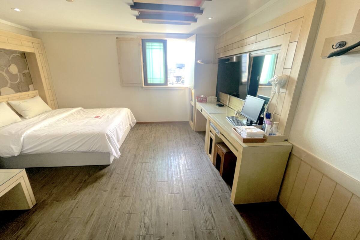 基础客房 | 办公桌、笔记本电脑工作区、隔音、免费 WiFi