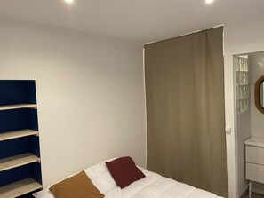 1 habitación, tabla de planchar con plancha, wifi gratis y ropa de cama 