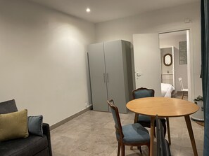 1 bedroom, iron/ironing board, free WiFi, bed sheets - House in the Heart of Paris (Paris)