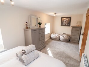 2 bedrooms, individually decorated, individually furnished, free WiFi - Market Square Maisonette (Carnforth)