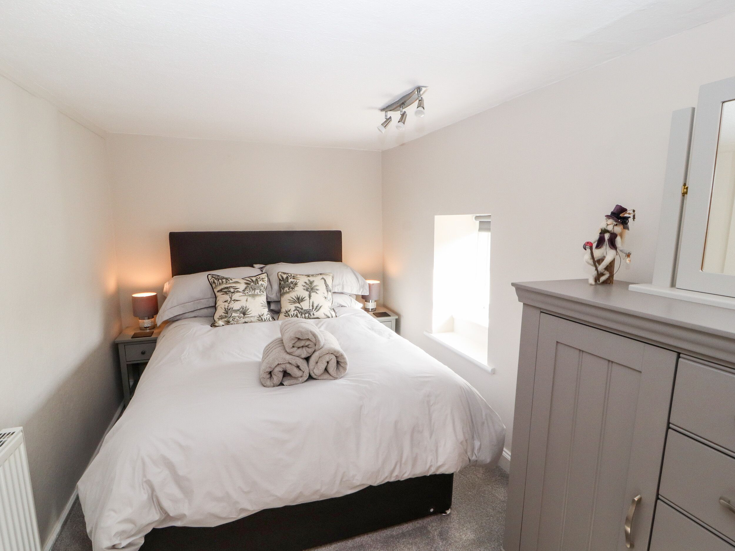 2 Schlafzimmer, individuell dekoriert, individuell eingerichtet