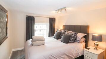 2 Schlafzimmer, individuell dekoriert, individuell eingerichtet