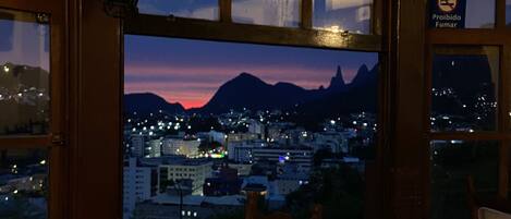 Desayuno con opciones de la cocina local incluido todos los días