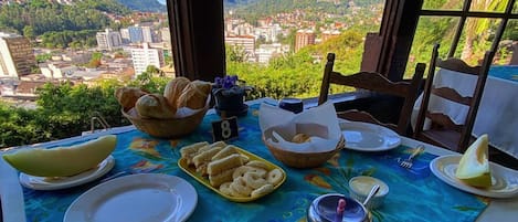 Café da manhã com pratos da culinária local grátis todos os dias