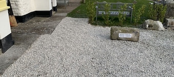 Romantic seaside cottage overlooking harbour with free on site parking for one