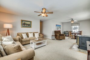 TV - Spacious Family Home w/ Deck & Yard: 5 Mi to Stowe (Morrisville)