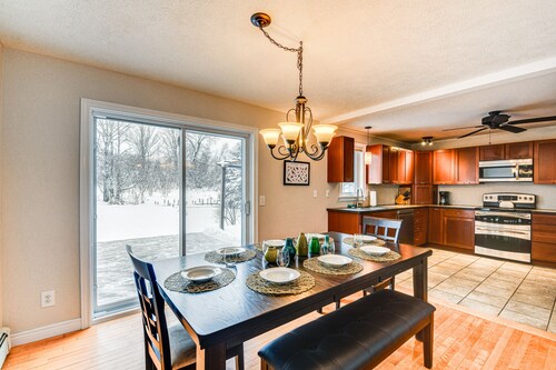 Spacious Family Home w/ Deck & Yard: 5 Mi to Stowe