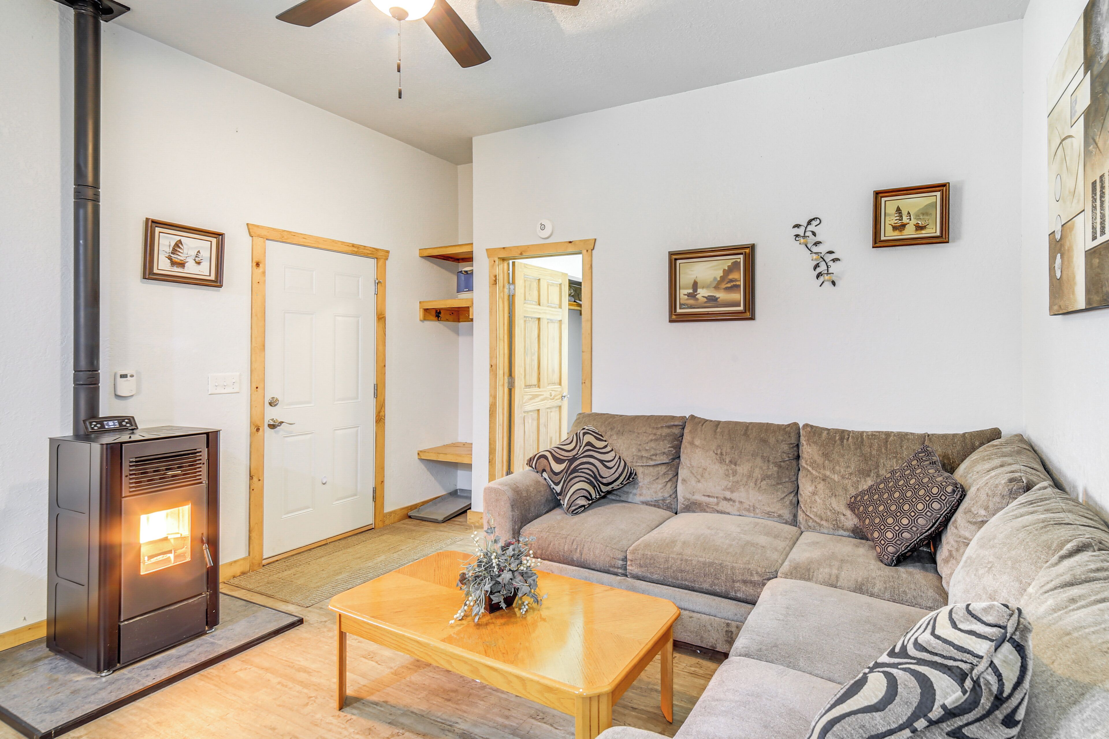 Cottage (1 Bedroom) | Living area | DVD player