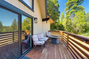 An outdoor deck with a fire pit, seating, and a view of trees. - Serene Cabin Retreat Between Murphys & Arnold (Murphys)