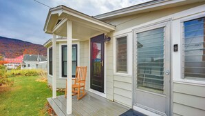 House (3 Bedrooms) | Interior - Comfortable Lincoln Home: Walk to Main Street! (Lincoln)
