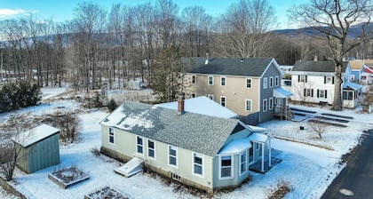 Comfortable Lincoln Home: Walk to Main Street!