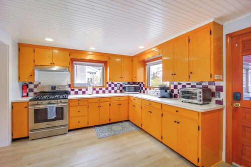 Comfortable Lincoln Home: Walk to Main Street!