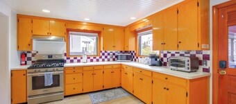 Comfortable Lincoln Home: Walk to Main Street!