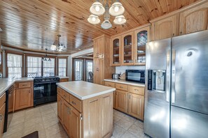 House (3 Bedrooms) | Private kitchen | Microwave, oven, stovetop, dishwasher