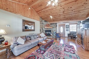 House (3 Bedrooms) | Living area