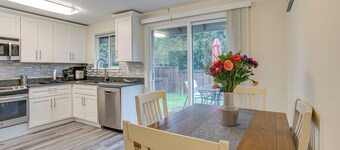 Modern Puyallup Townhome w/ Backyard & Fireplace