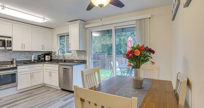 Modern Puyallup Townhome w/ Backyard & Fireplace
